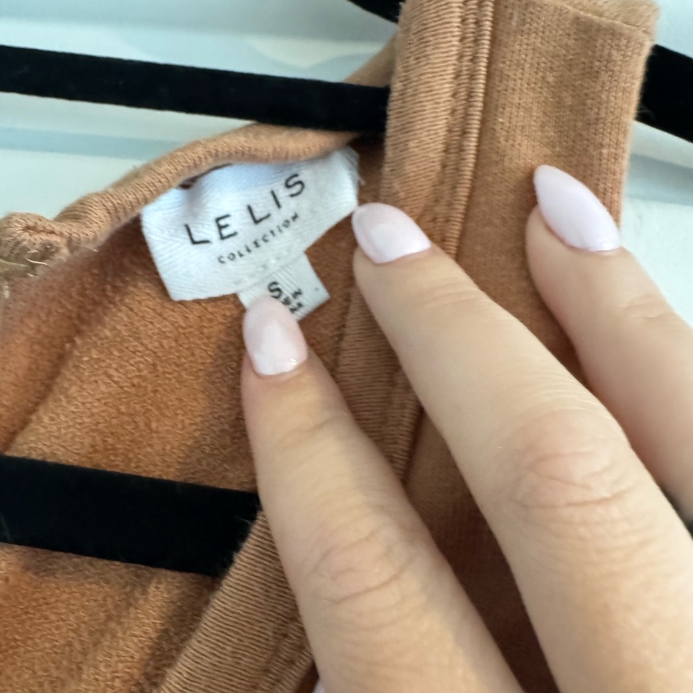 Le Lis Tan Sleeveless Jumpsuit with V-Neck and Relaxed Fit - Picture 4 of 4